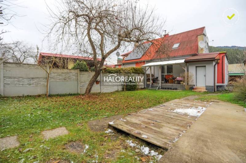 Predaj, rodinný dom Brvnište - EXKLUZÍVNE HALO REALITY - Rodinný dom v Brvništi so záhradou, terasou a stromami počas zimného obdobia.