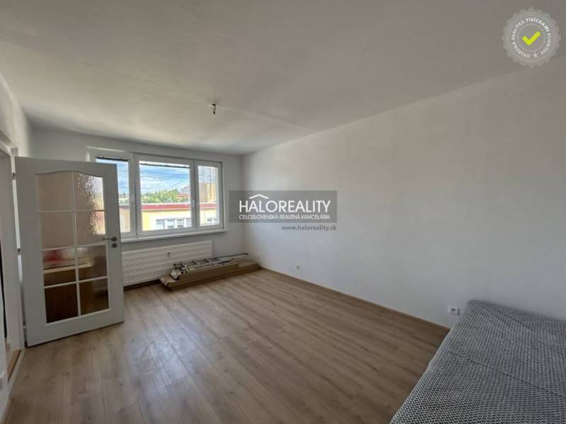 Prenájom, jednoizbový byt Prievidza, Čierne Mesto - ... - Svetlá izba s podlahou s dreveným dekorom v 1-izbovom byte.