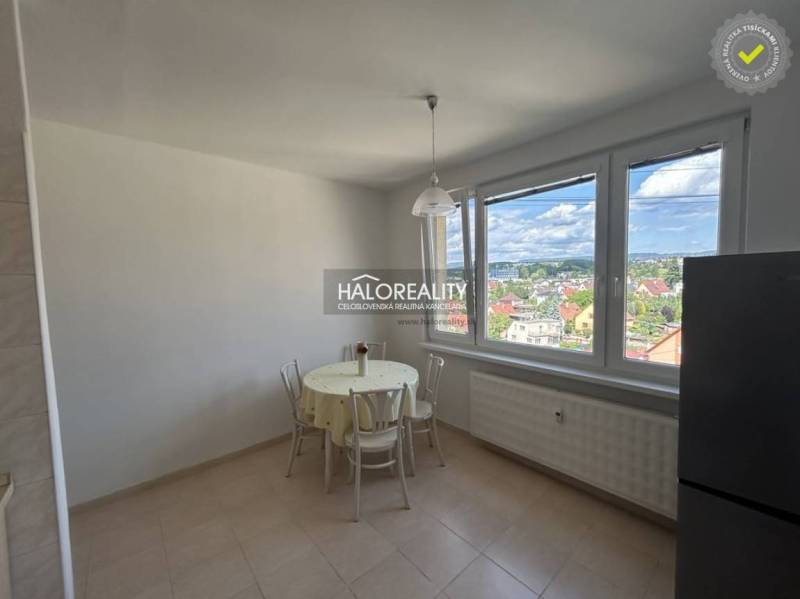 Prenájom, jednoizbový byt Prievidza, Čierne Mesto - ... - Kuchyňa v 1-izbovom byte s výhľadom na mesto a sedením pri stole.