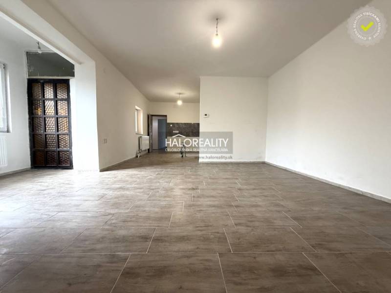 Predaj, rodinný dom Chynorany - Priestranný interiér s veľkými oknami a podlahou s dreveným dekorom v rodinnom dome.