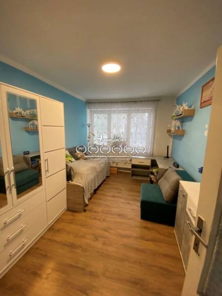 V exkluzívnom zastúpení majiteľa ponúkame na predaj rodinný dom - Izba v rodinnom dome s modrými stenami, nábytkom a podlahou s dreveným dekorom.