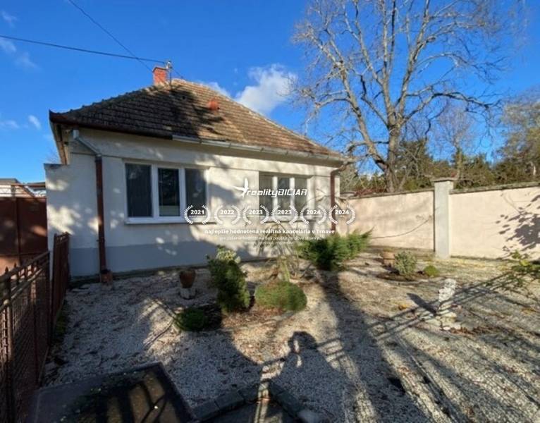 V exkluzívnom zastúpení majiteľa ponúkame na predaj rodinný dom - Rodinný dom na Hlavnej ulici v Zavare s predzáhradkou a kamenistým povrchom.