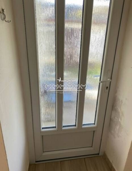 V exkluzívnom zastúpení majiteľa ponúkame na predaj rodinný dom - Sklenené dvere v rodinnom dome s podlahou s dreveným dekorom.