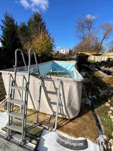 V exkluzívnom zastúpení majiteľa ponúkame na predaj rodinný dom - Rodinný dom na Hlavnej ulici v Zavare s nadzemným bazénom v záhrade.