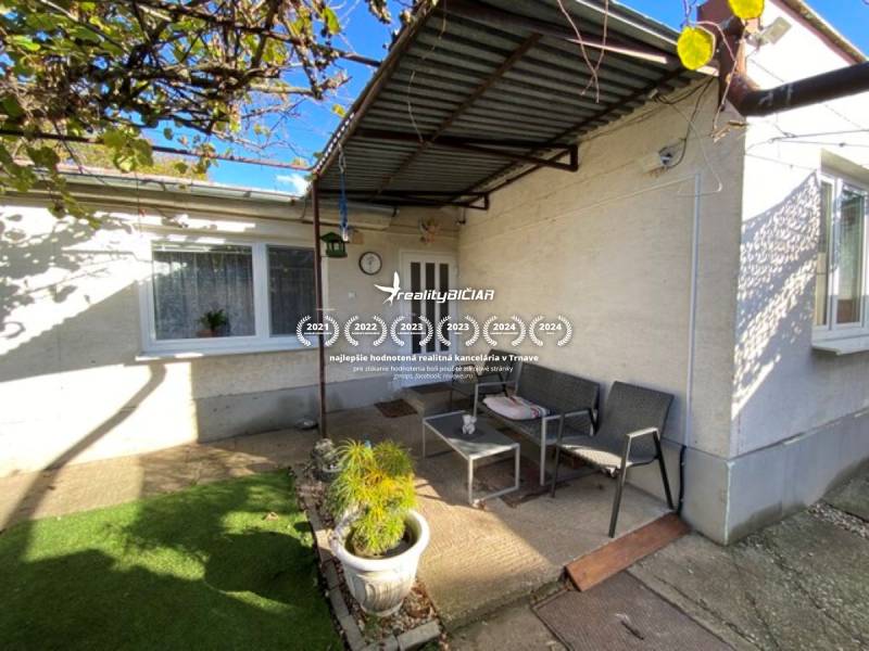 V exkluzívnom zastúpení majiteľa ponúkame na predaj rodinný dom - Rodinný dom v Zavare na Hlavnej ulici s terasou a zelenou záhradou.