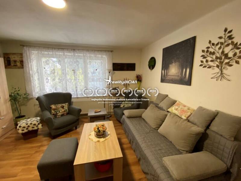 V exkluzívnom zastúpení majiteľa ponúkame na predaj rodinný dom - Obývacia izba v rodinnom dome s podlahou s dreveným dekorom a komfortným sedením.