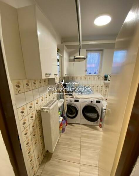 V exkluzívnom zastúpení majiteľa ponúkame na predaj rodinný dom - Práčovňa v rodinnom dome s kachličkovanými stenami a spotrebičmi, podlaha s dreveným dekorom.