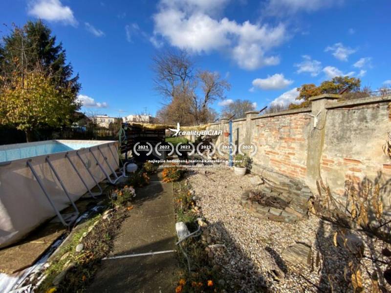 V exkluzívnom zastúpení majiteľa ponúkame na predaj rodinný dom - Rodinný dom na Hlavnej ulici v Zavare s bazénom a záhradou.