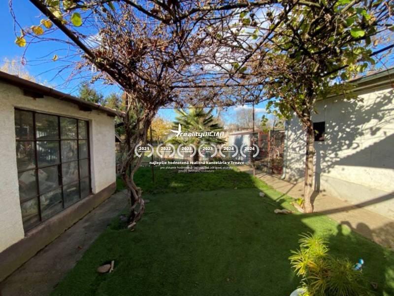 V exkluzívnom zastúpení majiteľa ponúkame na predaj rodinný dom - Záhrada pri rodinnom dome na Hlavnej ulici v Zavare s viničom a altánkom.