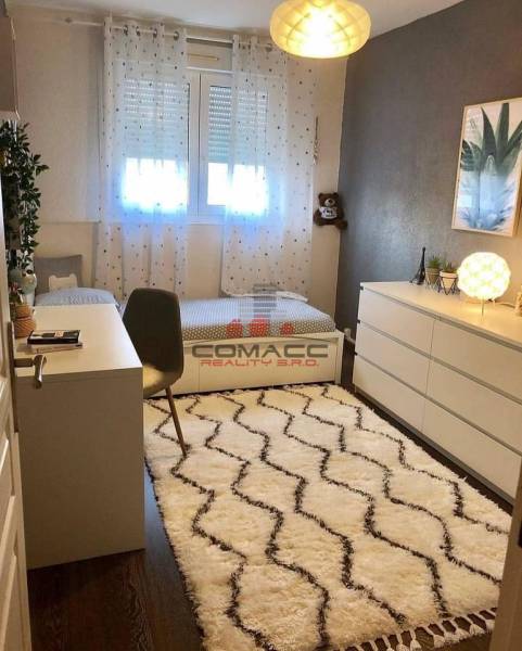 Exkl.4 iz novostavba RD - tepelné čerpadlo - Moravany nad Váhom - Detská izba s pracovným stolom, kobercom a podlahou s dreveným dekorom v rodinnom dome.