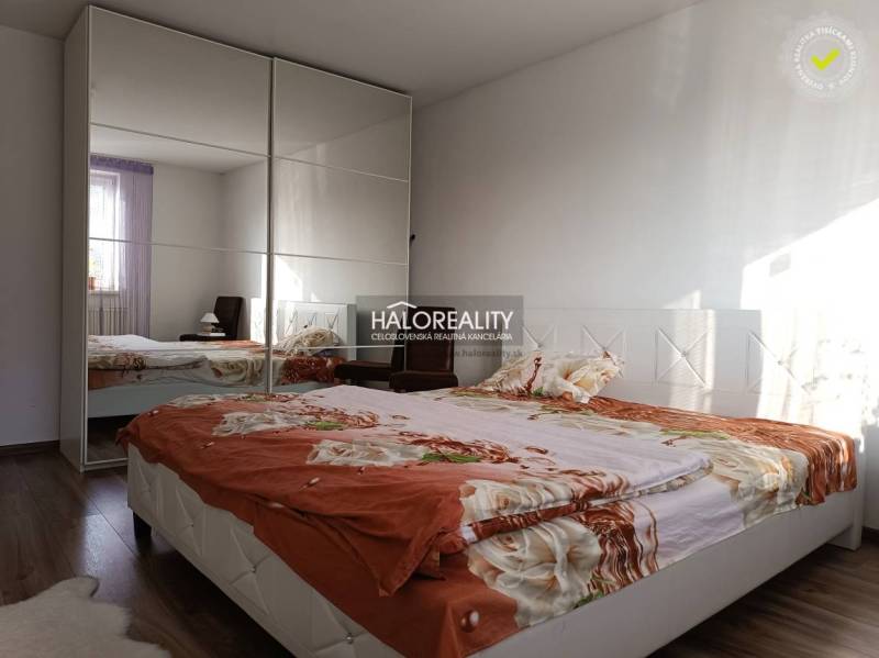 Predaj, rodinný dom Trebišov, NOVÁ SKVELÁ CENA ul. J... - Spálňa v rodinnom dome s manželskou posteľou, zrkadlovou skriňou a oknom.