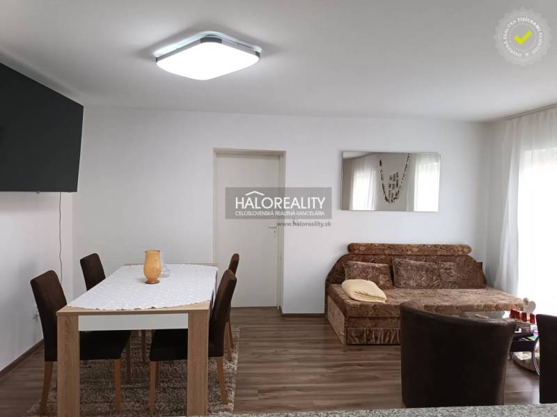 Predaj, rodinný dom Trebišov, NOVÁ SKVELÁ CENA ul. J... - Obývačka s jedálenským stolom, hnedé kreslá, sedačka a rodinný dom, príjemná atmosféra.