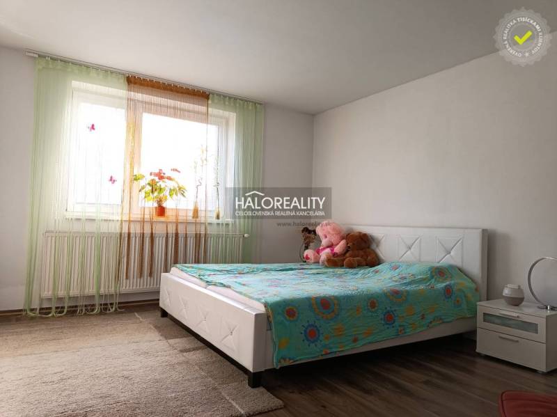 Predaj, rodinný dom Trebišov, NOVÁ SKVELÁ CENA ul. J... - Spálňa rodinného domu s posteľou, nočným stolíkom a hojdačkou hračiek.