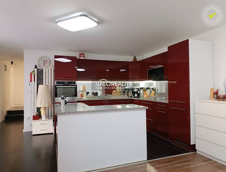 Predaj, rodinný dom Trebišov, NOVÁ SKVELÁ CENA ul. J... - Kuchyňa v rodinnom dome s lesklou červenou linkou a kuchynským ostrovom.