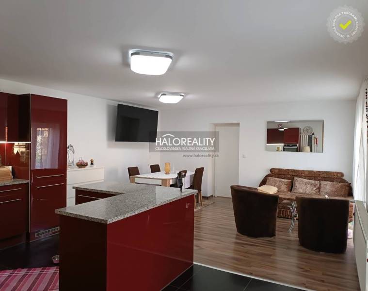 Predaj, rodinný dom Trebišov, NOVÁ SKVELÁ CENA ul. J... - Kuchyňa s jedálňou v rodinnom dome, červená linka, pohovka a pohodlné kreslá.