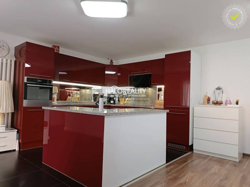 Predaj, rodinný dom Trebišov, NOVÁ SKVELÁ CENA ul. J... - Kuchyňa v byte s červenými skrinkami, ostrovčekom a spotrebičmi. Rodinný dom.