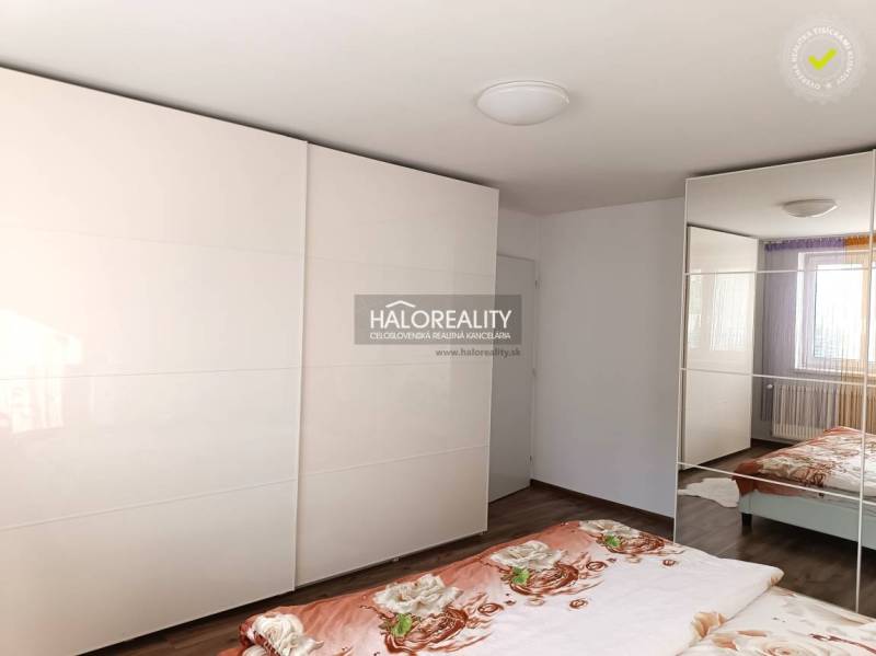 Predaj, rodinný dom Trebišov, NOVÁ SKVELÁ CENA ul. J... - Spálňa v rodinnom dome, vstavaná skriňa so zrkadlom, posteľ s kvetinovým vzorom.