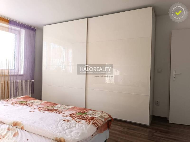 Predaj, rodinný dom Trebišov, NOVÁ SKVELÁ CENA ul. J... - Spálňa v rodinnom dome s veľkou skriňou, posteľou a farebnými záclonami.