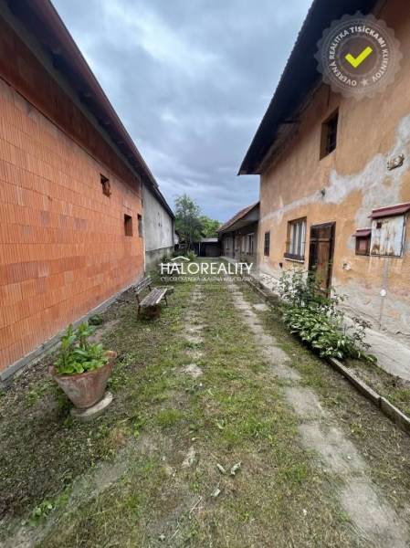 Predaj, rodinný dom Nedožery - Brezany, Nedožery, 2 ... - Dvory rodinných domov v Nedožeroch - Brezanoch so záhradou a lavičkou.