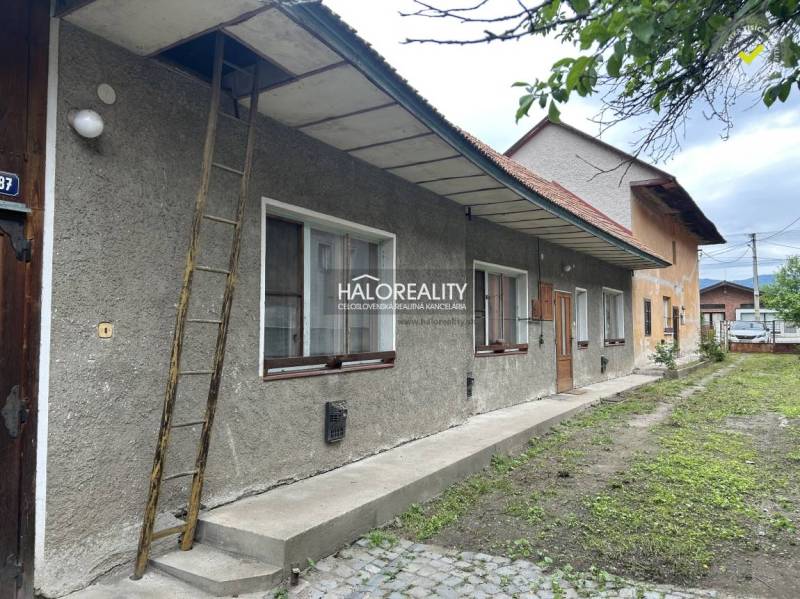 Predaj, rodinný dom Nedožery - Brezany, Nedožery, 2 ... - V Nedožeroch-Brezanoch sa nachádza rodinný dom s jednoduchou fasádou a drevenými oknami.