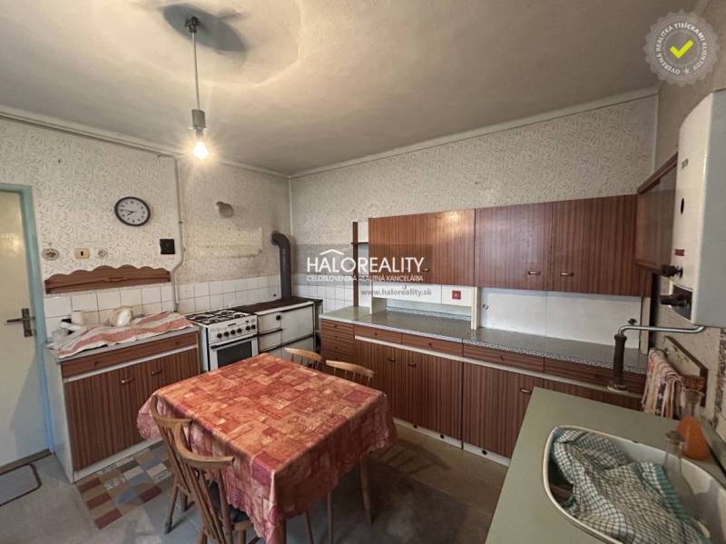 Predaj, rodinný dom Nedožery - Brezany, Nedožery, 2 ... - Kuchyňa s klasickým nábytkom a sporákom v rodinnom dome.