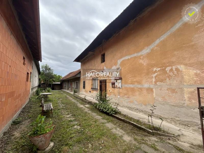 Predaj, rodinný dom Nedožery - Brezany, Nedožery, 2 ... - Dvor pri rodinnom dome v Nedožeroch - Brezanoch, s lavičkou a kvetináčom.
