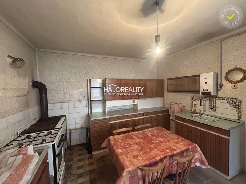 Predaj, rodinný dom Nedožery - Brezany, Nedožery, 2 ... - Kuchyňa v rodinnom dome s vintage nábytkom a jedálenským stolom.