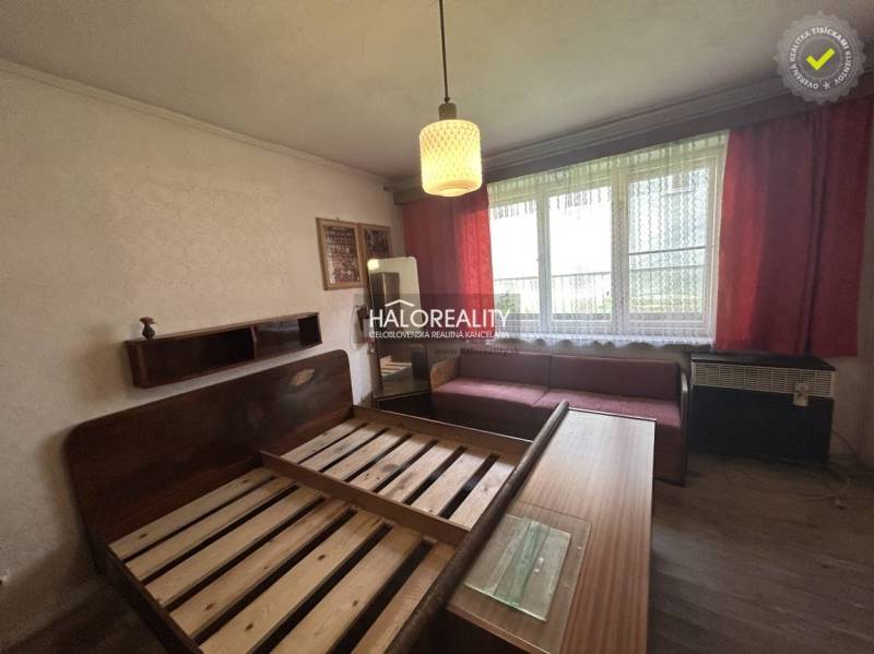 Predaj, rodinný dom Nedožery - Brezany, Nedožery, 2 ... - Spálňa v rodinnom dome s posteľou, červenými závesmi a vintage dekoráciou.