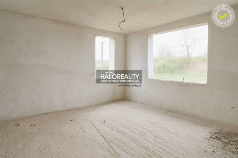 Predaj, rodinný dom Dolný Pial - VO VÝSTAVBE - Ošúchané steny, veľké okná, prázdny interiér v rodinnom dome.