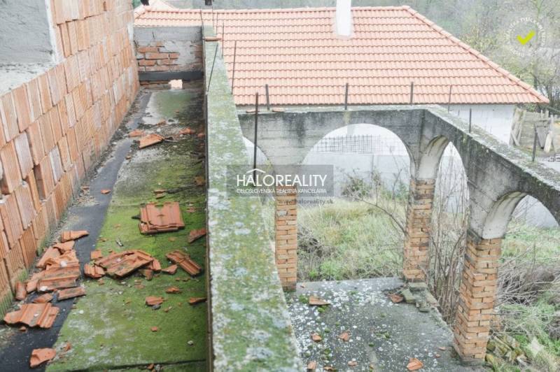 Predaj, rodinný dom Dolný Pial - VO VÝSTAVBE - Stavebný materiál na neudržiavanej terase rodinného domu v Hornom Piali, s rozbitými škridlami.