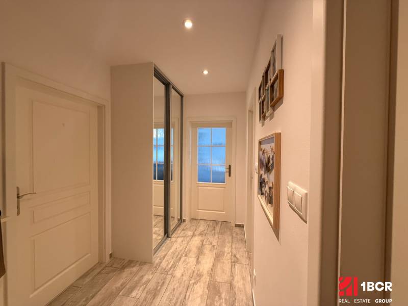 KRÁSNY, ÚTULNÝ A ŠTÝLOVÝ 3 IZBOVÝ BYT | DUBRAVKA - Predsieň s dlažbou, zrkadlovou skriňou a svetlými dverami v 3-izbovom byte.