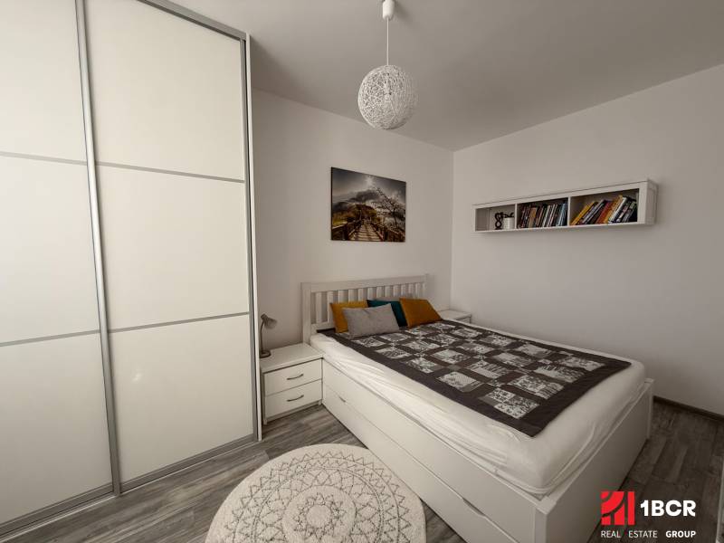 KRÁSNY, ÚTULNÝ A ŠTÝLOVÝ 3 IZBOVÝ BYT | DUBRAVKA - Spálňa s bielym nábytkom v 3-izbovom byte, podlaha s dreveným dekorom.