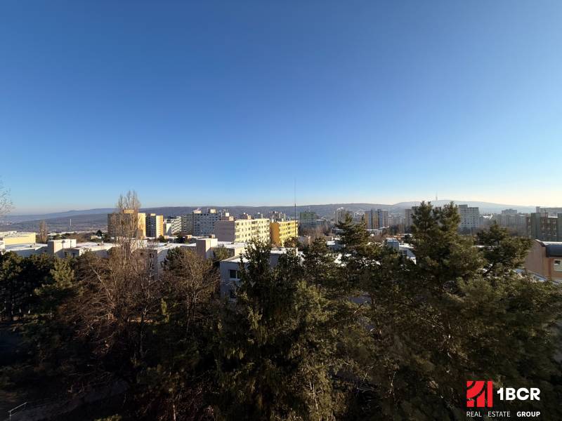 KRÁSNY, ÚTULNÝ A ŠTÝLOVÝ 3 IZBOVÝ BYT | DUBRAVKA - Výhľad z 3-izbového bytu na Tranovského ulici v Bratislave - Dúbravke s panorámou.