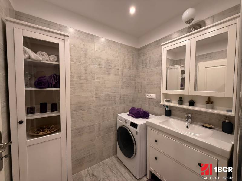 KRÁSNY, ÚTULNÝ A ŠTÝLOVÝ 3 IZBOVÝ BYT | DUBRAVKA - Kúpeľňa s práčkou a skrinkou v 3-izbovom byte, s dekoratívnym obkladom.