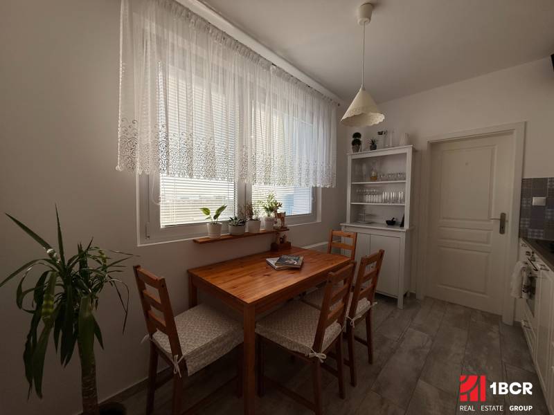 KRÁSNY, ÚTULNÝ A ŠTÝLOVÝ 3 IZBOVÝ BYT | DUBRAVKA - Jedálenský kút v 3-izbovom byte so stolom a rastlinami, drevený dekor, svetlé steny.