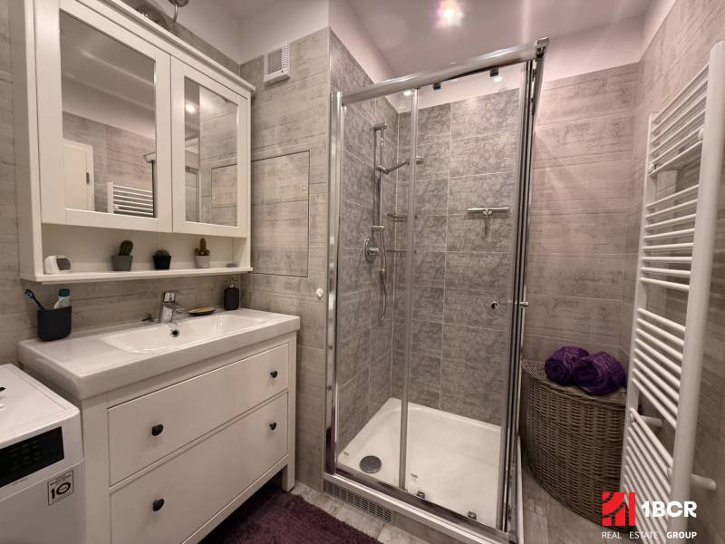 KRÁSNY, ÚTULNÝ A ŠTÝLOVÝ 3 IZBOVÝ BYT | DUBRAVKA - Kúpeľňa s umývadlom, sprchovým kútom, skrinkou a zrkadlom v 3-izbovom byte.