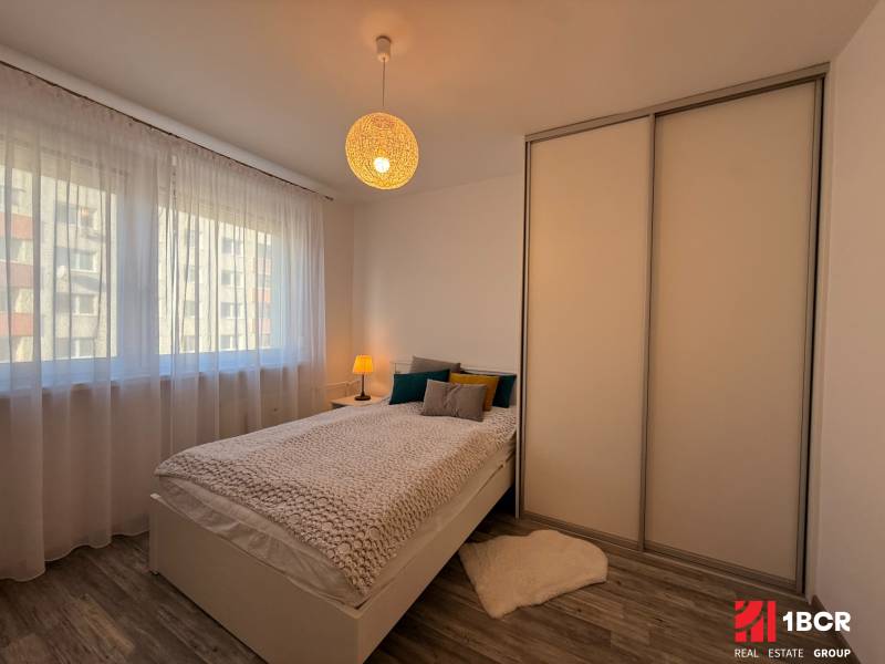 KRÁSNY, ÚTULNÝ A ŠTÝLOVÝ 3 IZBOVÝ BYT | DUBRAVKA - Spálňa v 3-izbovom byte s posteľou, vstavanou skriňou a podlahou s dreveným dekorom.