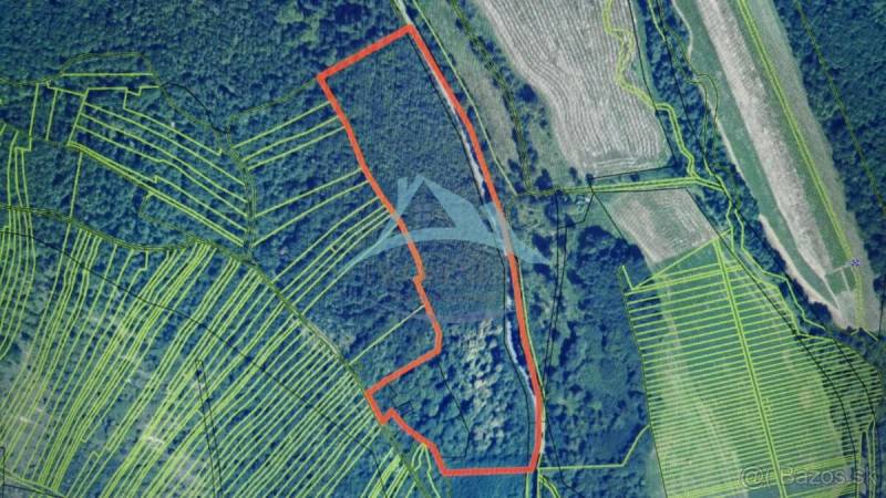Lesný pozemok (50 728m2), Dolné Strháre, okr. Veľký Krtíš. - Letecký pohľad na poľnohospodárske a lesné pozemky v Dolných Strhároch, ohraničené červenou líniou.