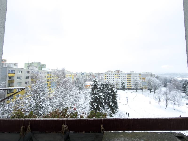 Na predaj 2,5- izbový byt Žilina-Solinky - Zima na sídlisku zo 2-izbového bytu, Javorová ulica v Žiline.