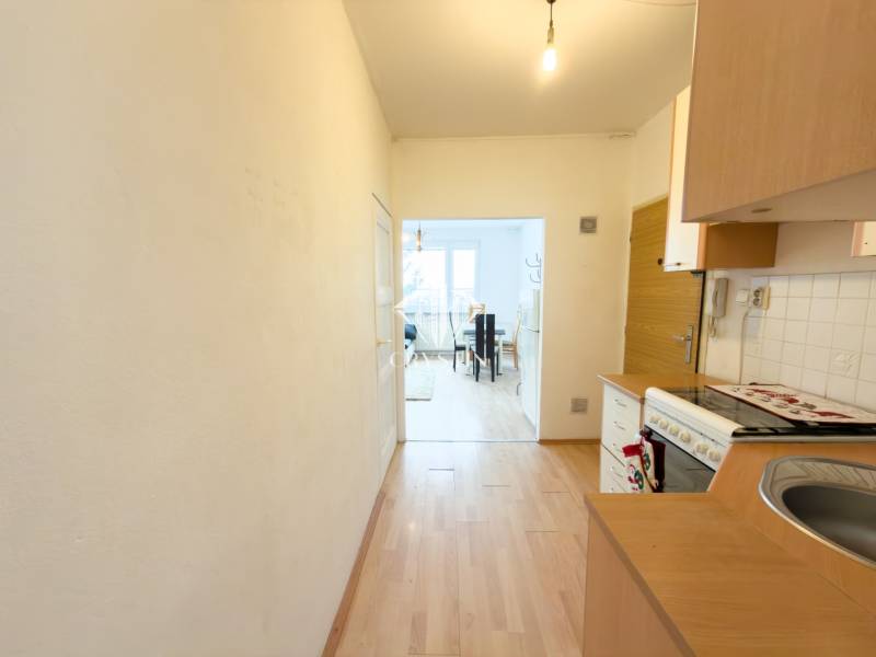 Na predaj 2,5- izbový byt Žilina-Solinky - Pohľad na kuchynský priestor vedúci do jedálne v 2-izbovom byte.