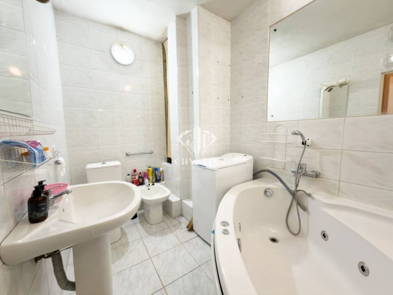 Na predaj 2,5- izbový byt Žilina-Solinky - Kúpeľňa s rohovou vaňou, umývadlom a pračkou v 2-izbovom byte.