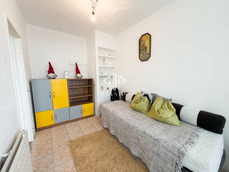 Na predaj 2,5- izbový byt Žilina-Solinky - Svetlá izba s farebnou skriňou a pohovkou v 2-izbovom byte.