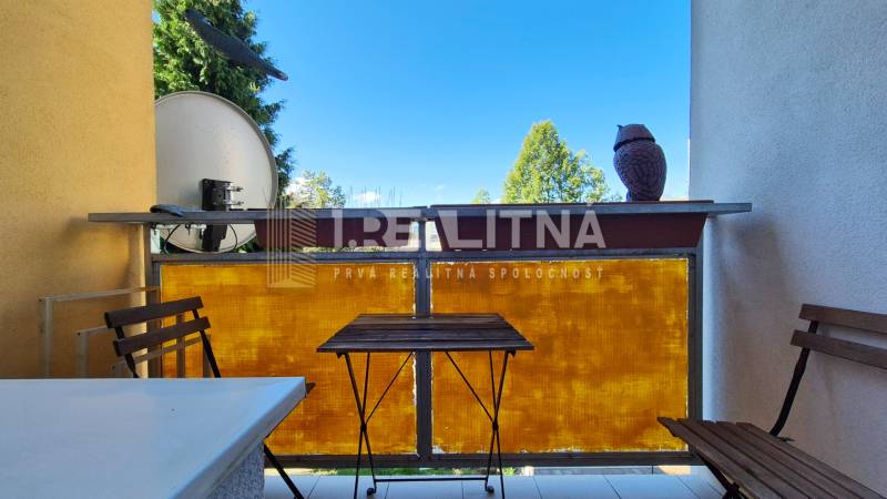 PRIESTRANNÝ 1-IZBOVÝ BYT, 38 M², BANSKÁ BYSTRICA - SITNIANSKA - Balkón v 1-izbovom byte s posedením, satelitom a výhľadom na zeleň.