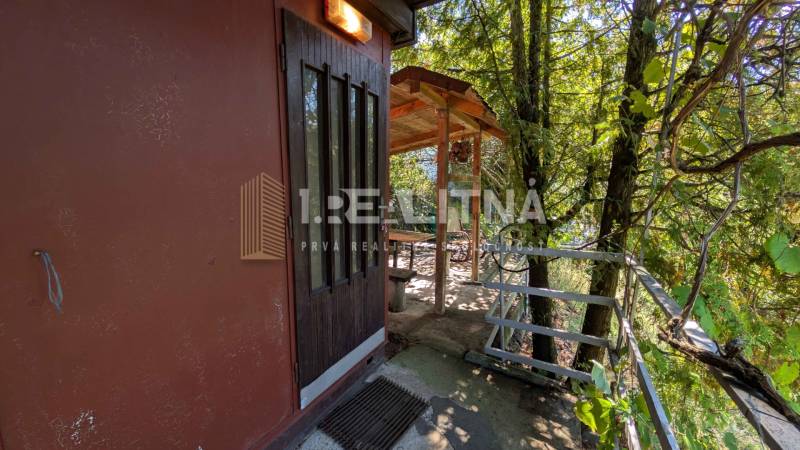 ZÁHRADA S UNIMOBUNKOU A VÝHĽADOM NA ZVOLEN , 465M2, ZVOLEN – HÁJIK - Drevený domček so záhradou a altánkom na ulici Hájik vo Zvolene.