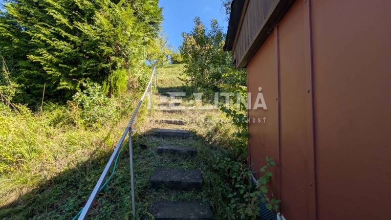 ZÁHRADA S UNIMOBUNKOU A VÝHĽADOM NA ZVOLEN , 465M2, ZVOLEN – HÁJIK - Kroky vedúce hore záhradami na Hájiku v Zvolene, lemované zeleňou a kríkmi.