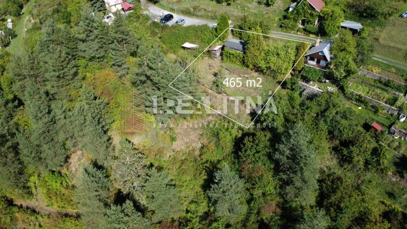 ZÁHRADA S UNIMOBUNKOU A VÝHĽADOM NA ZVOLEN , 465M2, ZVOLEN – HÁJIK - Letecký pohľad na záhradný pozemok s rozlohou 465 m² v Záhradách na Hájiku, Zvolen.