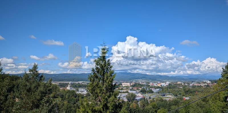 ZÁHRADA S UNIMOBUNKOU A VÝHĽADOM NA ZVOLEN , 465M2, ZVOLEN – HÁJIK - Výhľad na Zvolen z Hájika, Záhrady. Vidieť mestskú panorámu a zelené okolie.