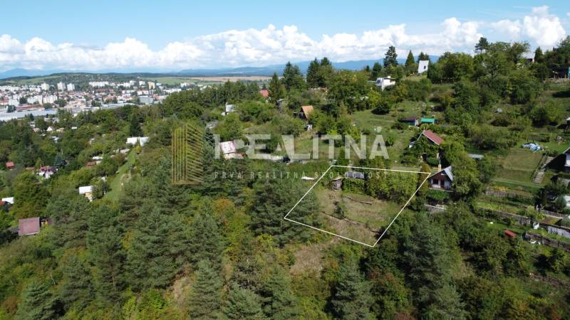 ZÁHRADA S UNIMOBUNKOU A VÝHĽADOM NA ZVOLEN , 465M2, ZVOLEN – HÁJIK - Letecký pohľad na záhrady v Hájiku vo Zvolene, obklopené prírodou a zeleňou.