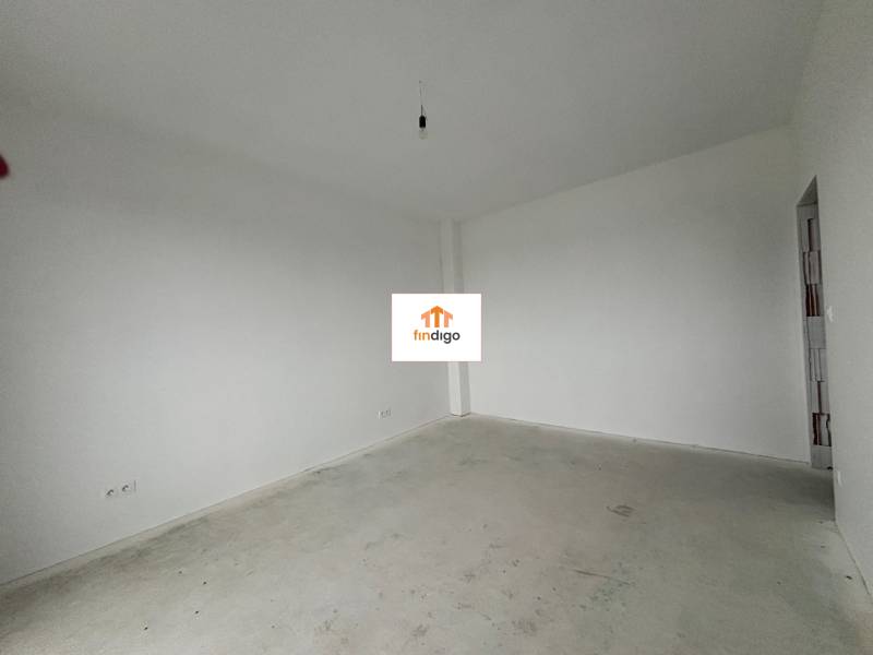 PREDAJ - 2-izbový byt v nádhernej lokalite Dvorníky - Prázdna miestnosť v 2-izbovom byte so sivou podlahou a bielymi stenami.