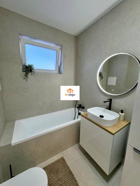 PREDAJ - 2-izbový byt v nádhernej lokalite Dvorníky - Kúpeľňa s vaňou, umývadlom a okrúhlym zrkadlom v 2-izbovom byte.